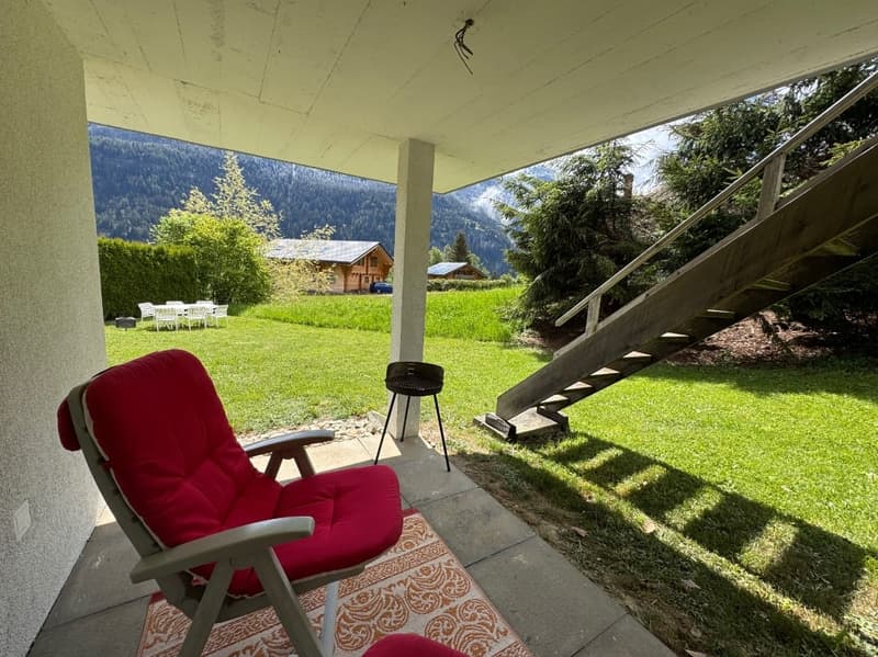 Chalet chaleureux de 5 pièces avec garage intégré et grand jardin (31)