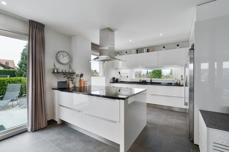 Elegant Semi-Detached Villa with Panoramic Views of the Lake and the Alps (5)