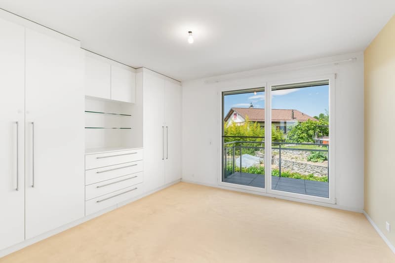 4.5-Room Apartment with Lake Views in Yens (6)