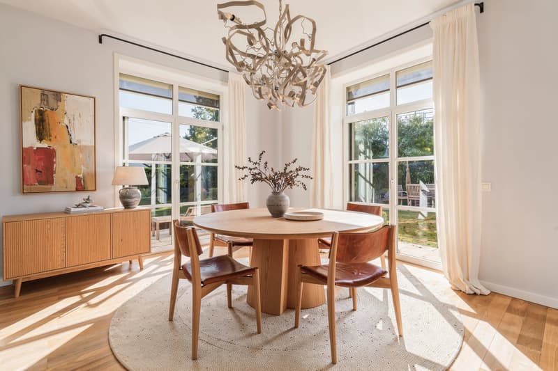 Character Property with Remarkable Volumes Just Steps from the Lake (3)