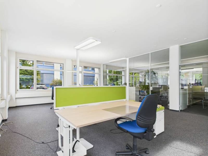Bureau lumineux et complètement meublé (4)