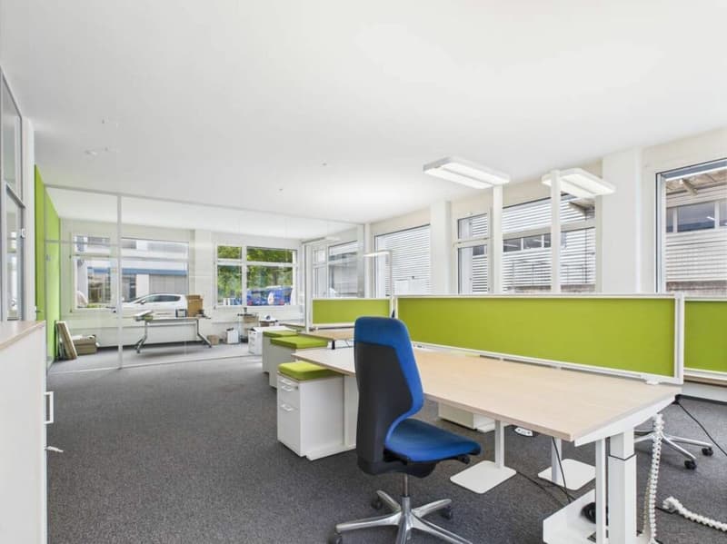 Bureau lumineux et complètement meublé (2)
