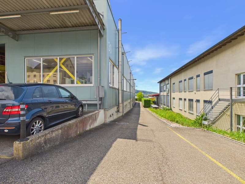 Attraktive Gewerbefläche mit Nasszone und Parkplatz / Strom & Wasser inklusive (2)
