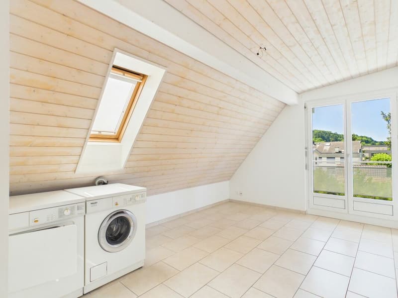 Grosszügige Dachwohnung in ruhiger Lage mit grossem Balkon (9)