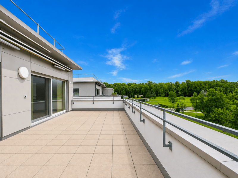 Exklusive Dachwohnung mit grosser Terrasse und Sicht auf den Golfplatz (12)