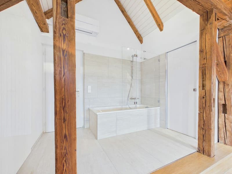 offenes Badezimmer mit Badewanne