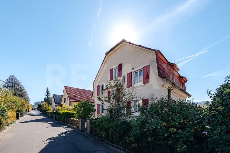 Freistehendes Zweifamilienhaus mit grossem Grundstück und Zukunftspotenzial (2)