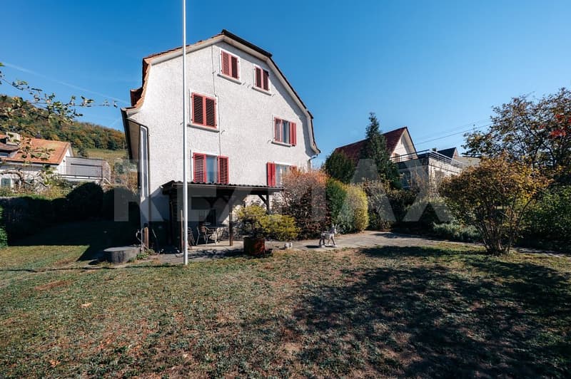 Freistehendes Zweifamilienhaus mit grossem Grundstück und Zukunftspotenzial (6)