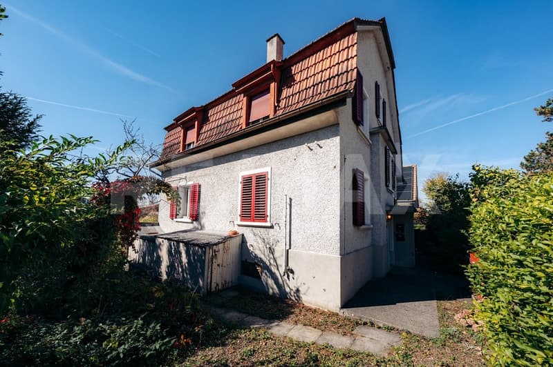 Freistehendes Zweifamilienhaus mit grossem Grundstück und Zukunftspotenzial (8)