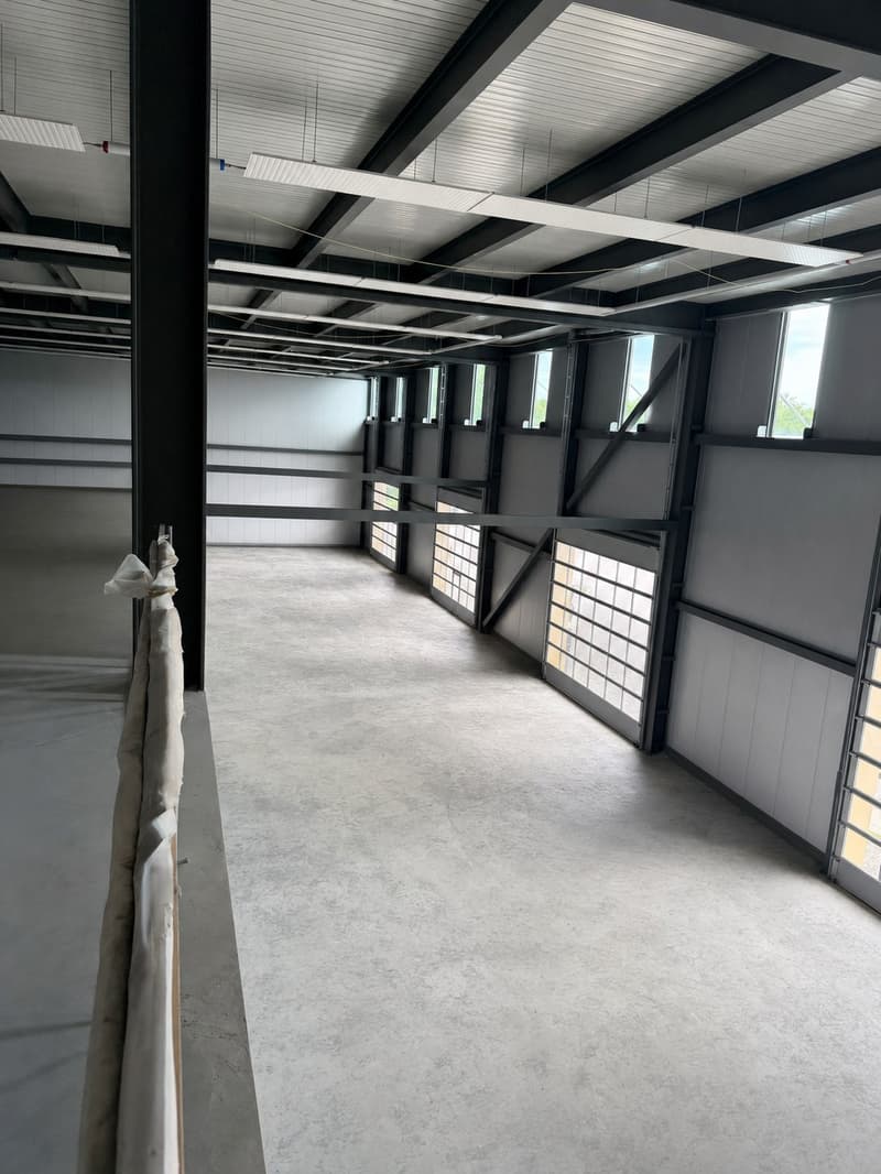 Halle industrielle à louer avec mezzanine  modulables dès 520 m²  jusquà 1'950 m²  Saint-Aubin (Broye, FR) (5)