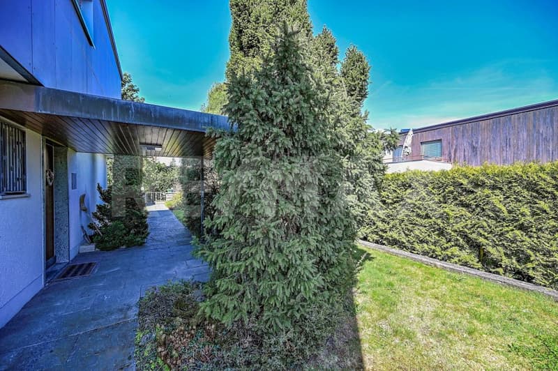 Freistehendes 6.5-Zimmer Einfamilienhaus mit grossem Garten und viel Licht (2)