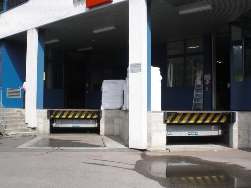 Spazi commerciali polivalenti con area di stoccaggio e vendita a Baar (3)