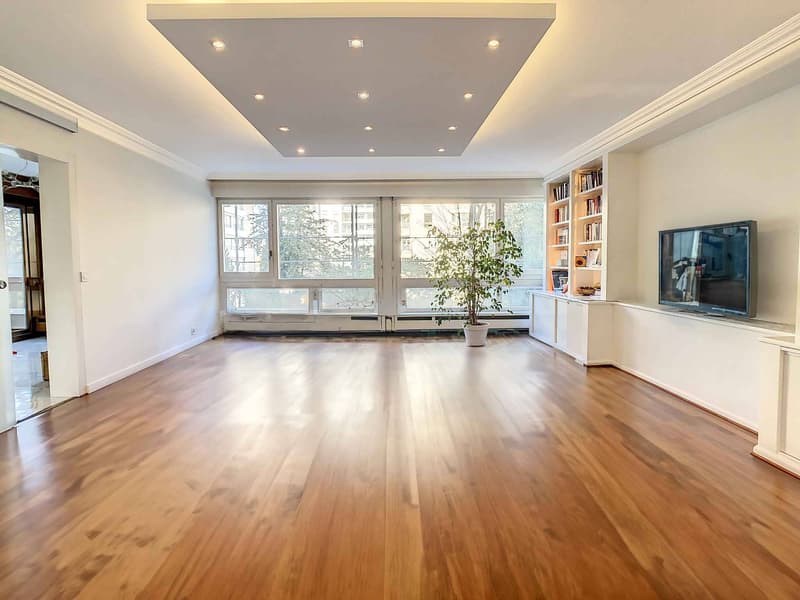 Grand appartement de 3 pièces dans un immeuble de standing (2)