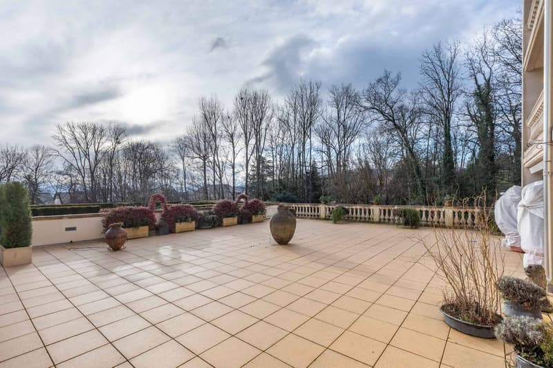 Superbe appartement rénové avec terrasse et jardin dans résidence de luxe (7)