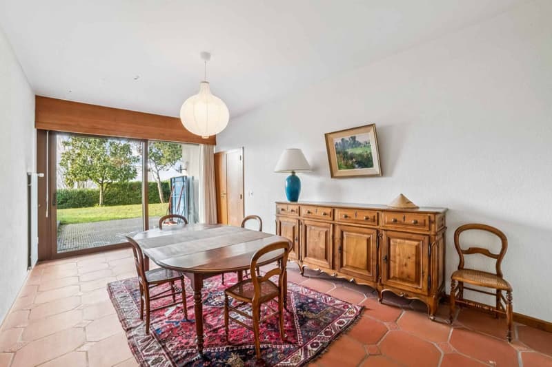 Villa d'architecte avec belle vue et accès privatif au lac (6)