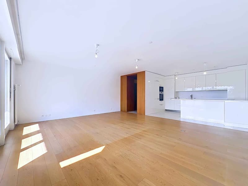 En exclusivité ! Appartement traversant de 4 pièces avec loggia (3)