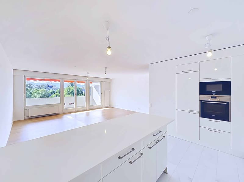 En exclusivité ! Appartement traversant de 4 pièces avec loggia (2)