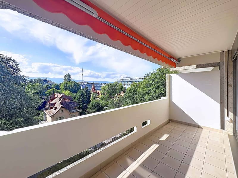 En exclusivité ! Appartement traversant de 4 pièces avec loggia (1)