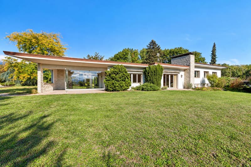 Villa individuelle sur une vaste parcelle de plus de 8'000 m² (2)