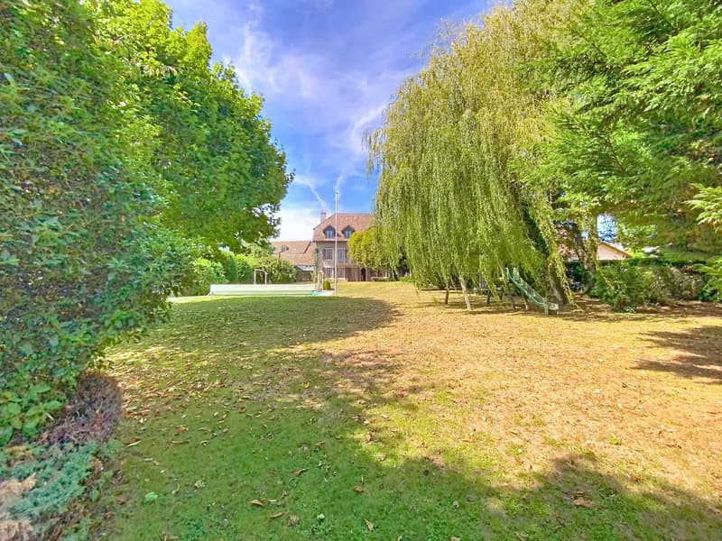 Grande maison familiale avec piscine et vaste parcelle arborisée (9)