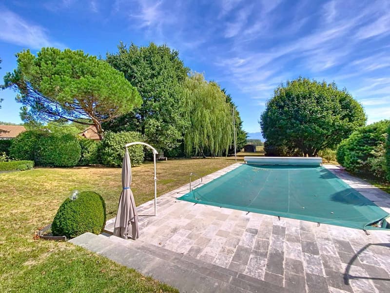 Grande maison familiale avec piscine et vaste parcelle arborisée (8)