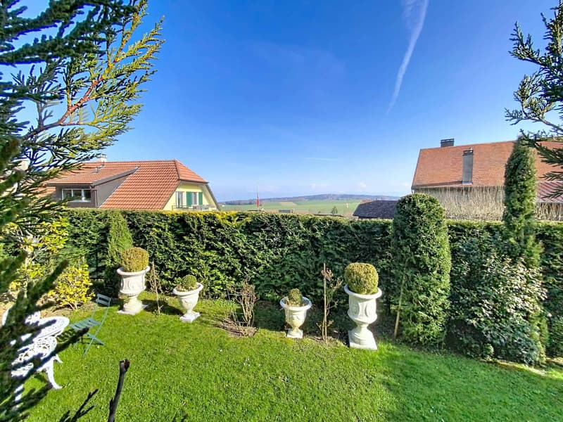 SUPERBE APPARTEMENT AVEC GRAND JARDIN, TERRASSE ET VUE SUR LE LAC ET LES ALPES (4)