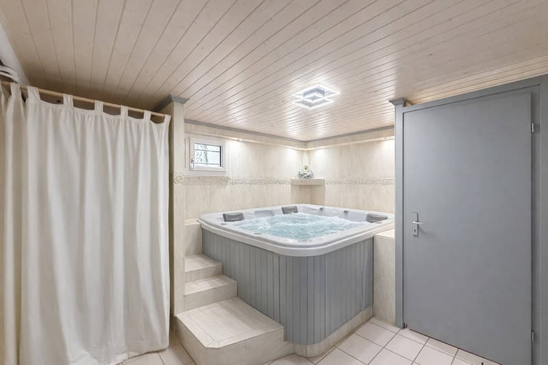 Élégante villa familiale avec piscine intérieure, sauna et hammam (8)