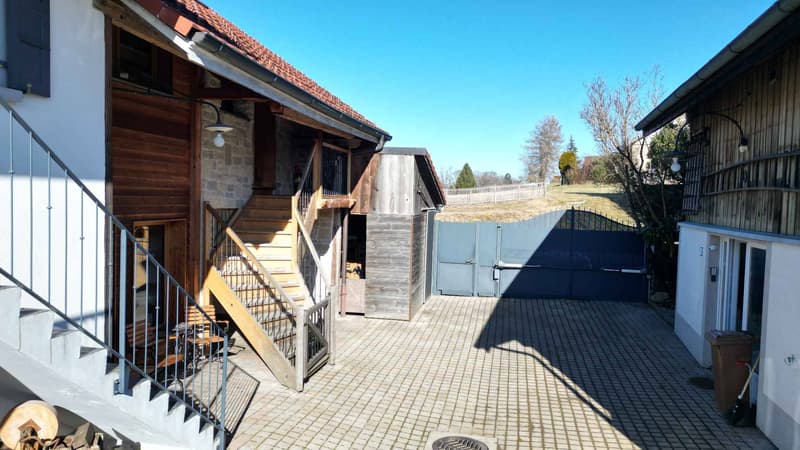 Propriété de caractère offrant trois logements et un local commercial (2)
