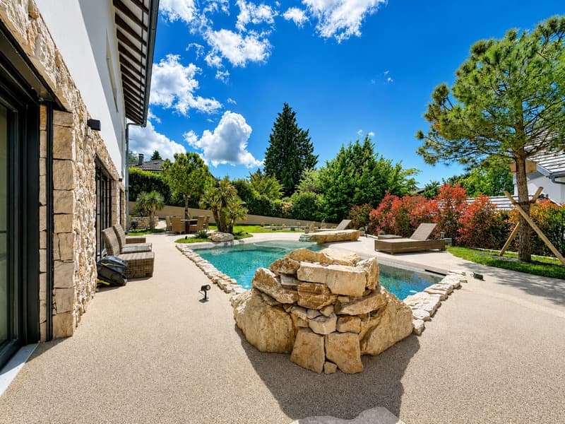 Propriété contemporaine avec piscine & espace bien-être (2)