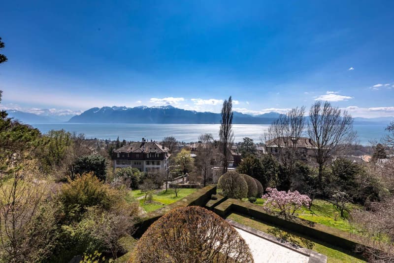 Propriété d'époque et vue dominante sur la ville et le Léman (11)