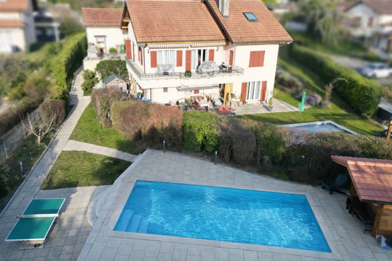 Villa avec piscine chauffée et vue dégagée à Villars-Sainte-Croix (13)