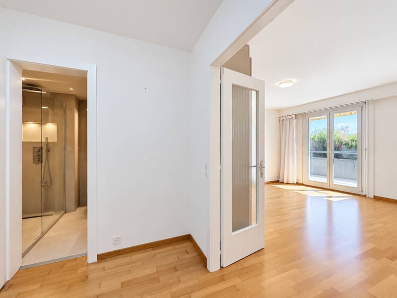Lumineux 2.5 pièces avec balcon et vue sur le Léman (6)