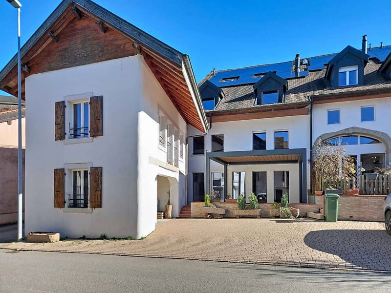 Maison de caractère rénovée avec studio indépendant et espaces généreux (2)