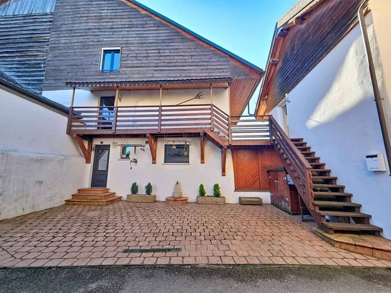 Maison de caractère rénovée avec studio indépendant et espaces généreux (11)