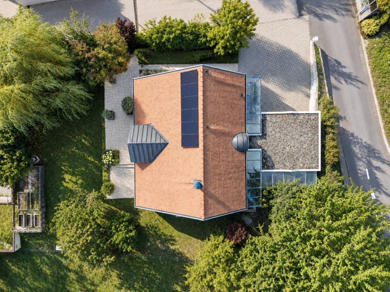 Une architecture singulière au cur d'un environnement verdoyant (13)