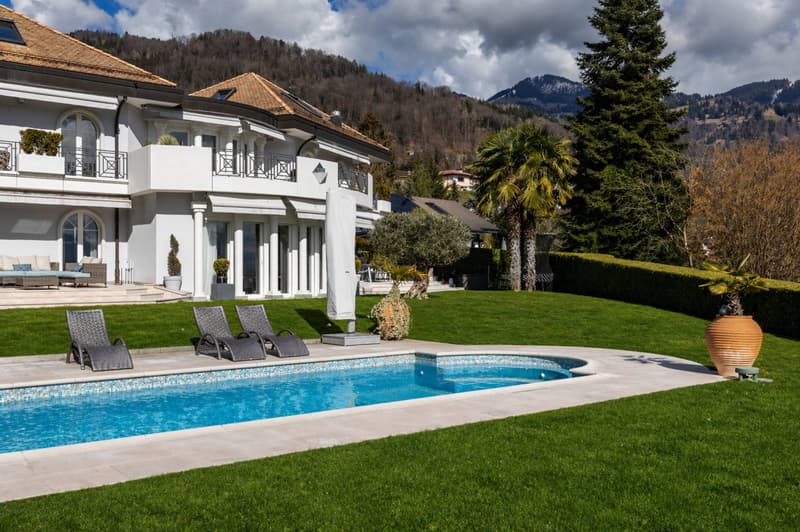 Unique Propriété de 8.5 pièces avec vue panoramique et piscine (5)