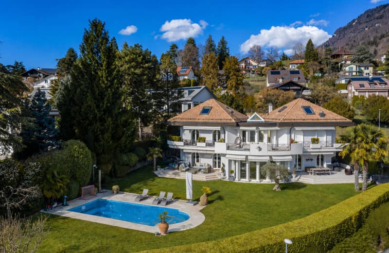 Unique Propriété de 8.5 pièces avec vue panoramique et piscine (12)