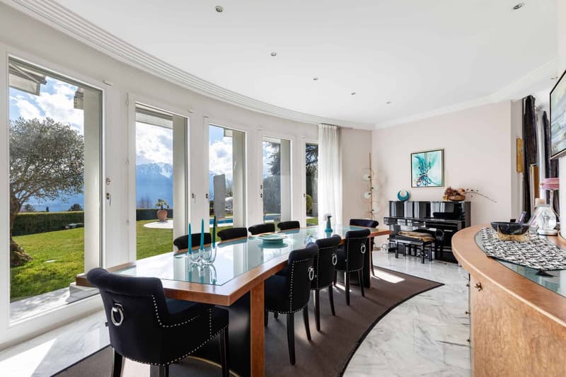 Unique Propriété de 8.5 pièces avec vue panoramique et piscine (3)