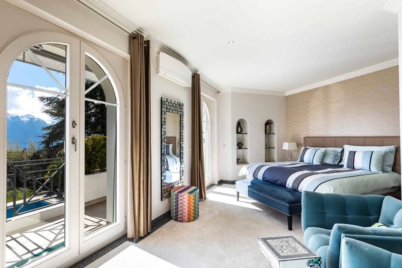 Unique Propriété de 8.5 pièces avec vue panoramique et piscine (8)