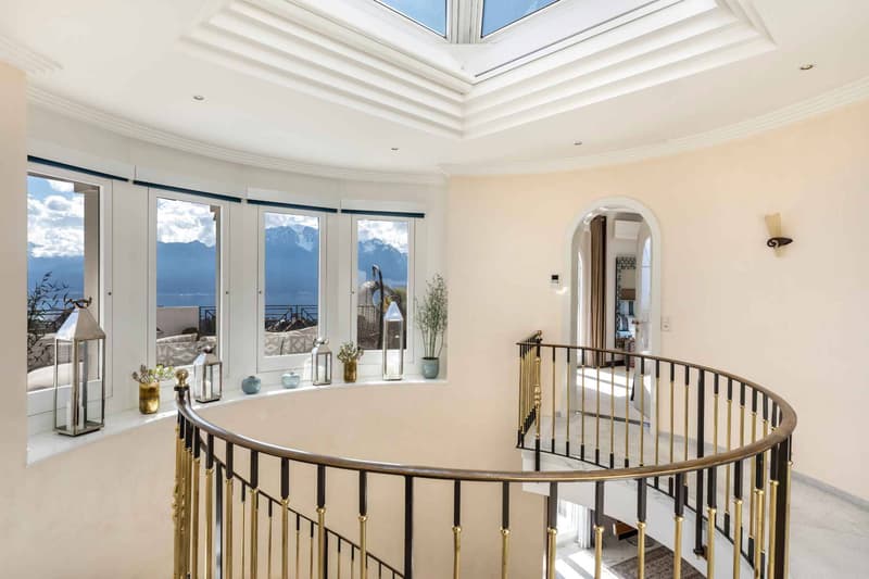 Unique Propriété de 8.5 pièces avec vue panoramique et piscine (7)