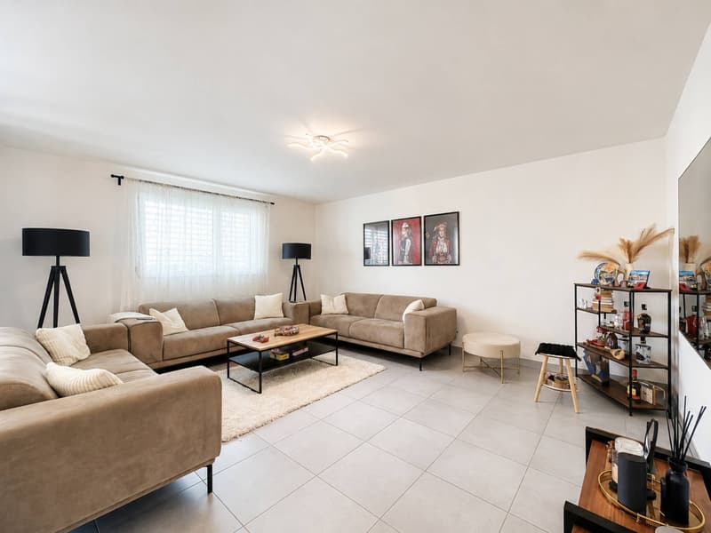 Spacieux appartement de 4,5 pièces avec vue sur les montagnes (2)