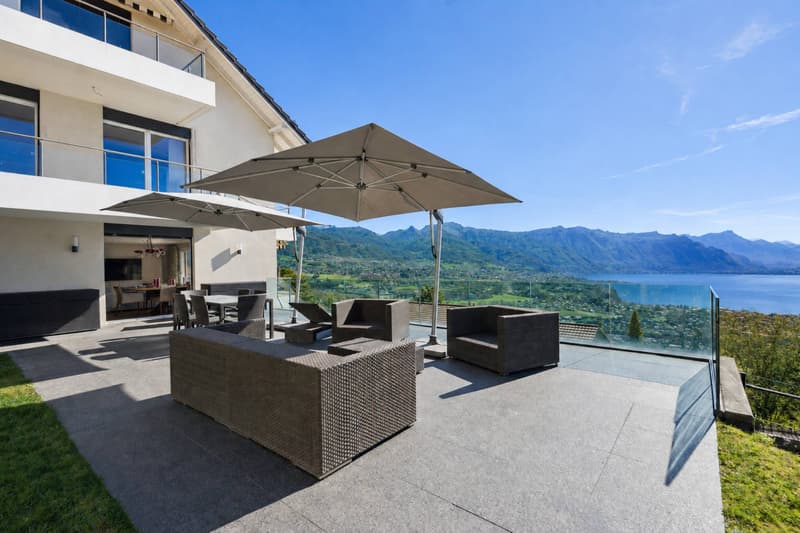 Duplex aux allures de villa avec vue imprenable sur le lac (2)
