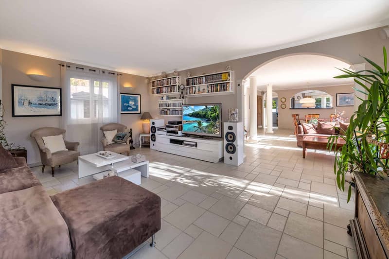 Magnifique villa familiale avec piscine et vue lac (4)