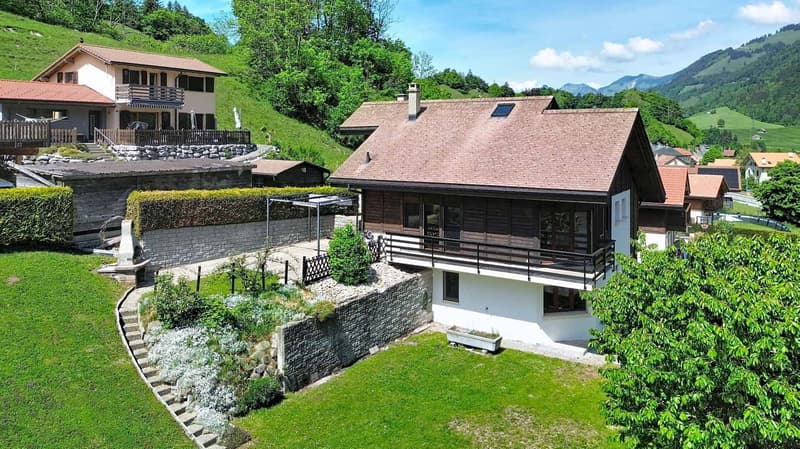 Charmante propriété de 5 pièces avec vue imprenable sur les montagnes (1)