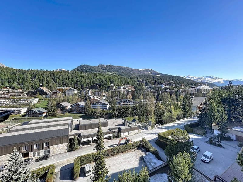 Appartement de 6.5 pièces en attique face au golf avec superbe vue + studio (11)