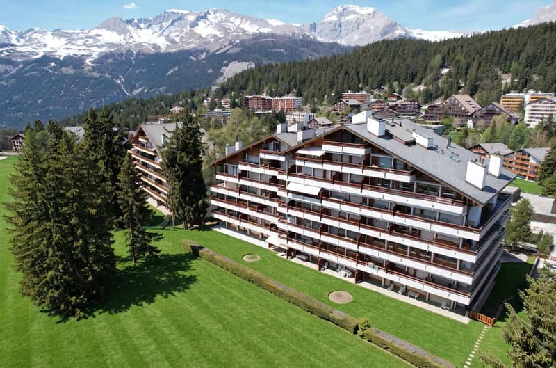 Appartement de 6.5 pièces en attique face au golf avec superbe vue + studio (1)