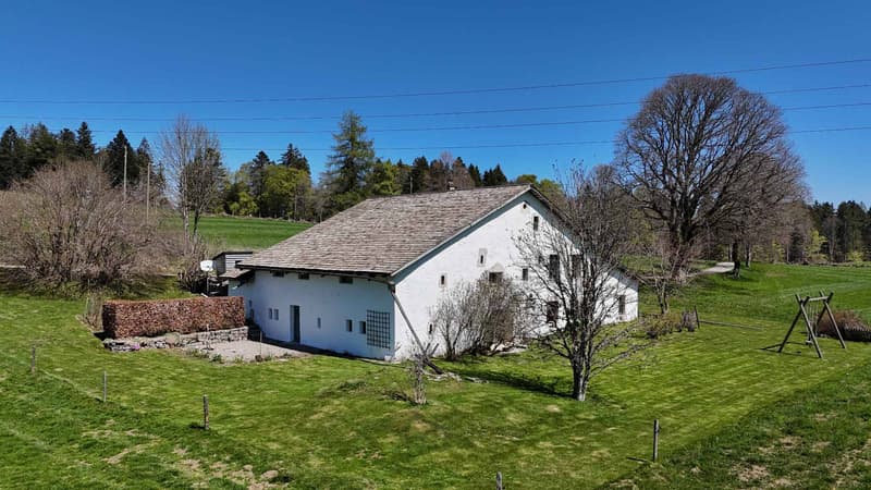 Ferme jurassienne restaurée du XVII? siècle (12)