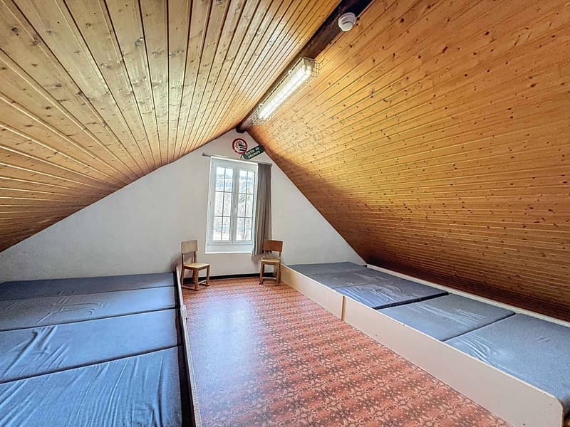 Habitation avec colonie de vacances à grand potentiel (8)