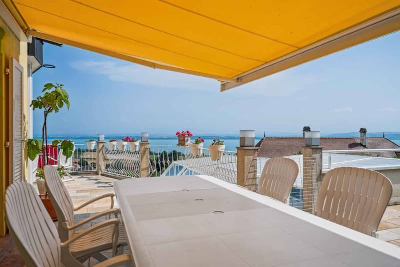 Villa familiale avec panorama unique sur le lac de Neuchâtel et les Alpes (9)