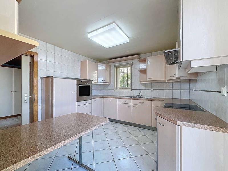 Élégante maison individuelle de 6,5 pièces avec terrasse et vue imprenable (3)